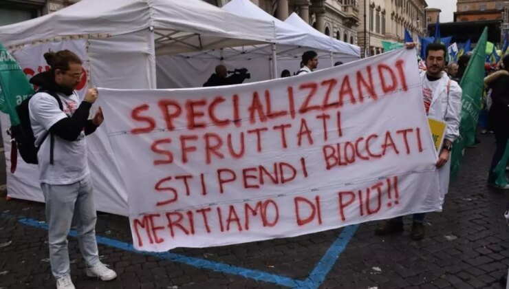 Sağlık çalışanlarından yetersiz maaşa grev