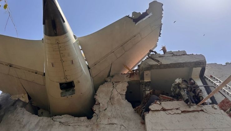 Hindistan yolcu uçağı yerleşim alanına düştü
