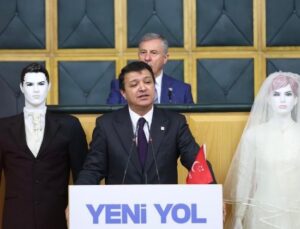 Mahmut Arıkan kürsüye gelin ve damatla çıktı