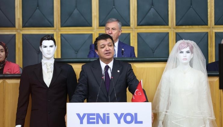 Mahmut Arıkan kürsüye gelin ve damatla çıktı